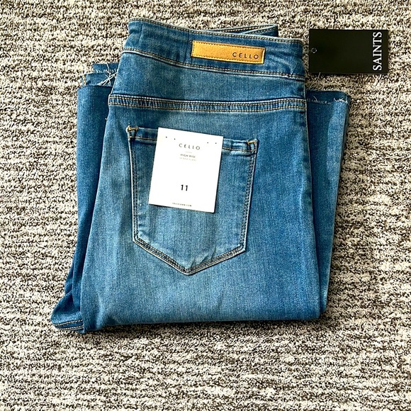 NEW Cello High Rise Skinny Flare Jean - Picture 2 of 2